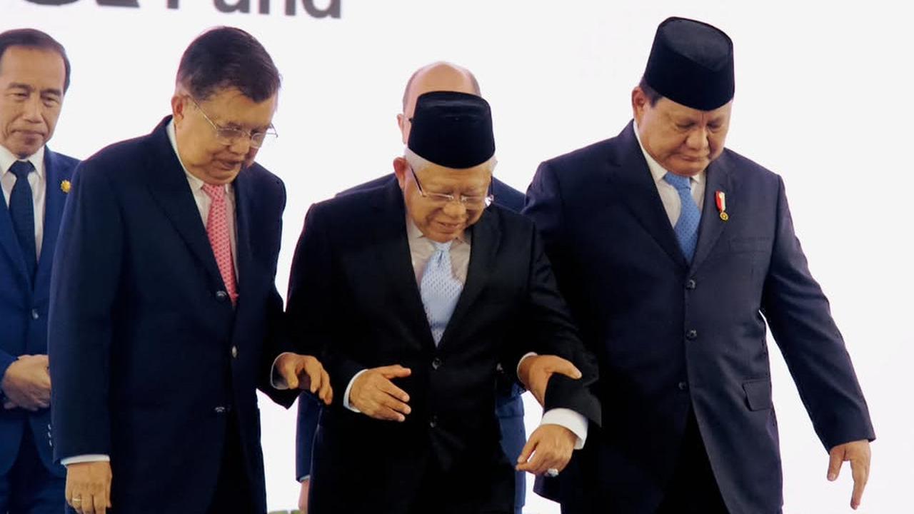 VIDEO: Momen Adab Presiden Prabowo Saat Bangun Danantara, Gandeng Kiai Ma'ruf Nunduk Salami Jokowi