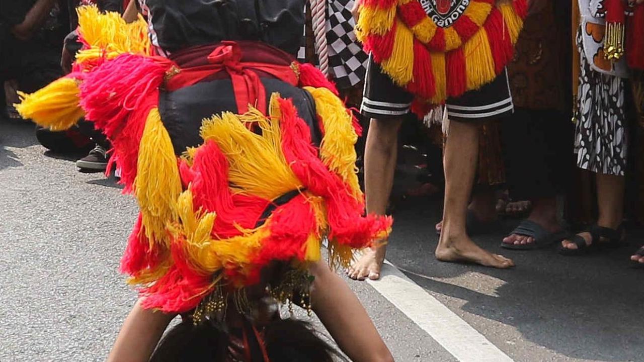 Atraksi Bujang Ganong, salah satu tokoh yang energik dalam tarian itu  memperlihatkan keahlian seni beladirinya saat pawai.