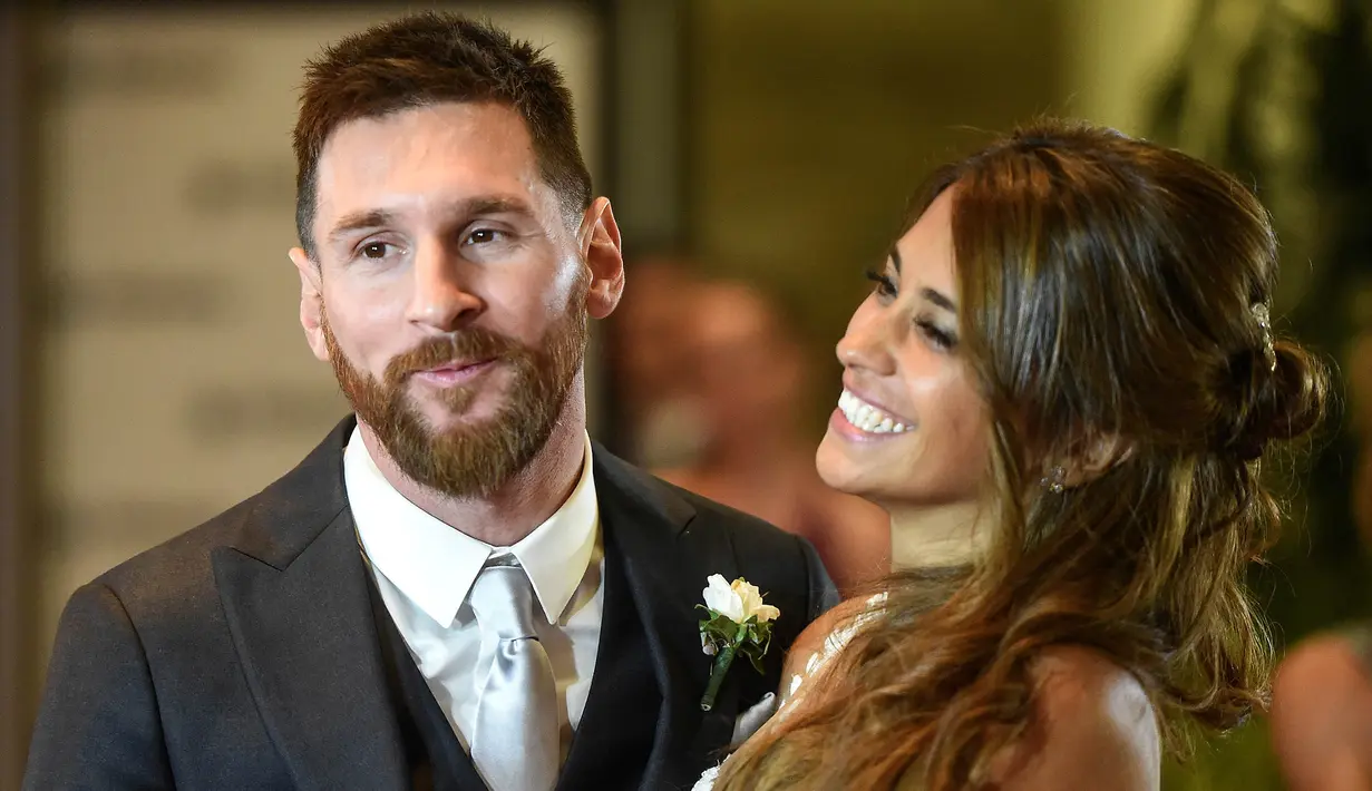Bintang Barcelona, Lionel Messi, bersama istrinya Antonella Roccuzzo menemui wartawan usai mengadakan resepsi pernikahan di Kompleks City Center, Santa Fe, Jumat (30/6/2017). (AFP/Eitan Abramovich)