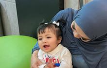 Penyayang Cucu, 4 Potret Rieta Amilia Saat Momong hingga Suapi Baby Lily yang Sangat Menggemaskan