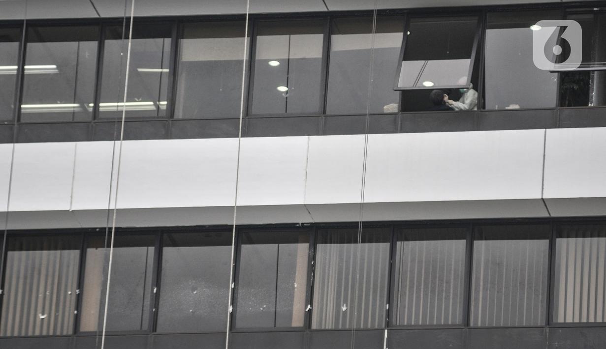 Pekerja mengikuti swab test di salah satu perkantoran kawasan Sudirman, Jakarta, Senin (14/9/2020). Pengurangan aktivitas pekerja di perkantoran menjadi fokus utama Pemprov DKI Jakarta dalam penerapan PSBB pada 14-27 September 2020. (merdeka.com/Iqbal S. Nugroho)