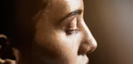 Produksi minyak berlebih di siang hari merupakan hal yang normal. Namun, cara mengatasinya perlu dilakukan dengan tepat agar kulit tetap nyaman dan makeup tidak mudah luntur. (Foto/Dok: Pexels)