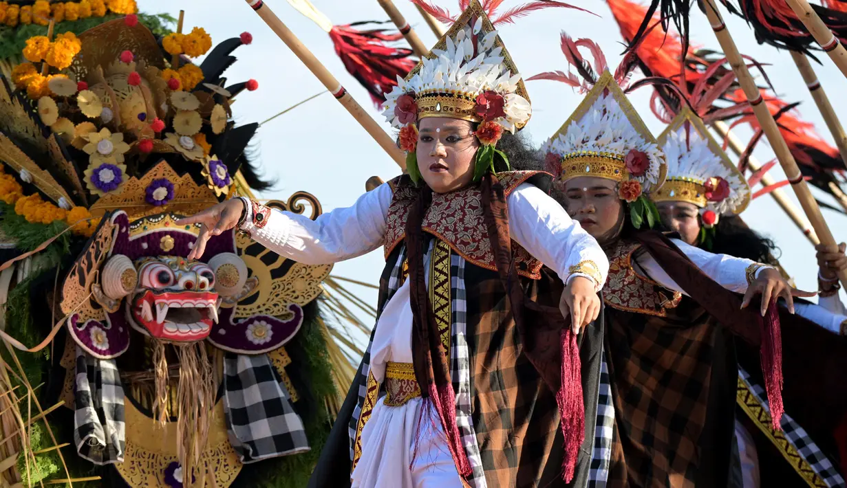 Ritual ini juga menjadi wujud syukur sekaligus menjaga harmonisasi alam dengan menyucikan air. (SONNY TUMBELAKA/AFP)