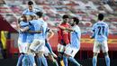 Para pemain Manchester City merayakan gol yang dicetak oleh Fernandinho ke gawang Manchester United pada laga Piala Liga Inggris di Stadion Old Trafford, Rabu (6/1/2021). City menang dengan skor 2-0. (Peter Powell/Pool via AP)