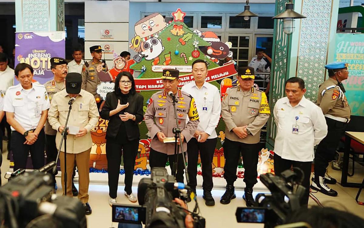 FOTO: Kapolri Pastikan Kesiapsiagaan Stasiun Pasar Senen Jelang Nataru