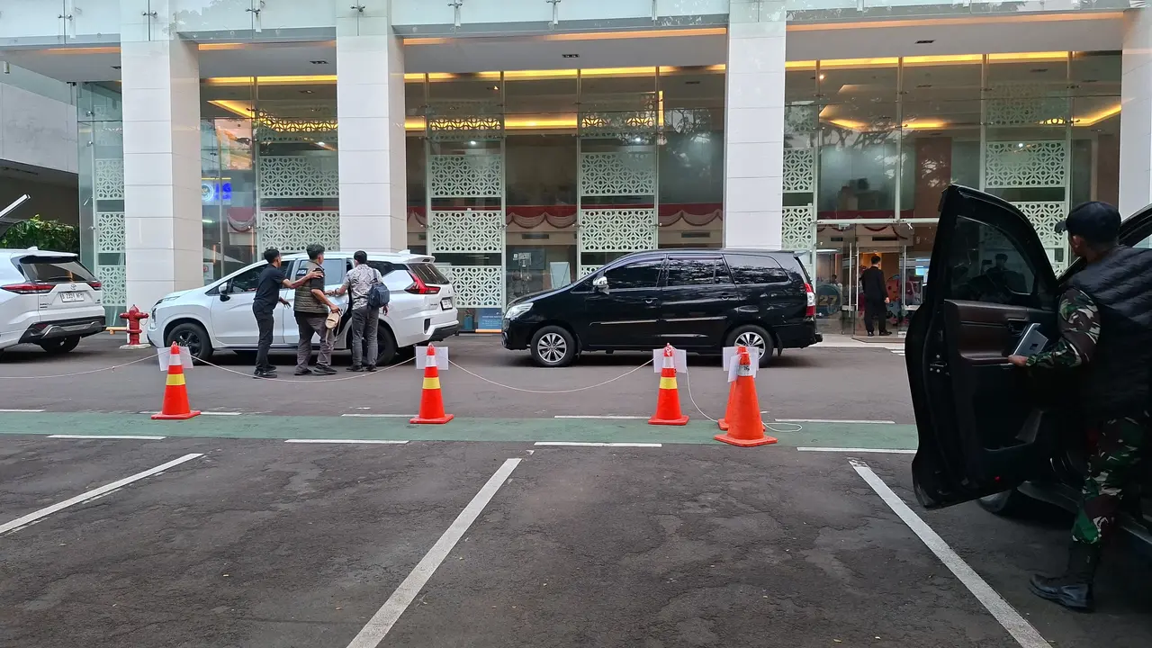 Sejumlah penyidik membawa sejumlah dokumen usai menggeledah Gedung BGN. (Liputan6/Winda Nelfira)