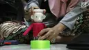 Perajin, membuat miniatur ondel-ondel dari botol plastik di rumah produksi Kramat Jati, Jakarta, Rabu (28/11). Miniatur yang terbuat dari plastik diproduksi 50-80 buah dengan omset 5-8 Juta perbulan. (Liputan6.com/Herman Zakharia)
