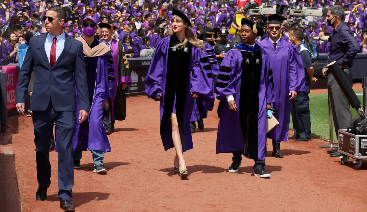 Penyanyi Taylor Swift tiba untuk menyampaikan pidato pada upacara pembukaan New York University untuk angkatan 2022 di Yankee Stadium, New York, Amerika Serikat, 18 Mei 2022. (Dia Dipasupil/Getty Images/AFP)