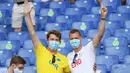 Seorang pendukung Ukraina dan Inggris berpose sebelum pertandingan Perempatfinal EURO 2020 antara Ukraina melawan Inggris di Stadion Olimpiade, Roma pada 3 Juli 2021.(AFP/Pool/Ettore Ferrari)