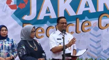 Gubernur DKI Jakarta Anies Baswedan menyambangi Jakarta Recycle Center (JRC), Jalan Bintaro Puspita Raya.