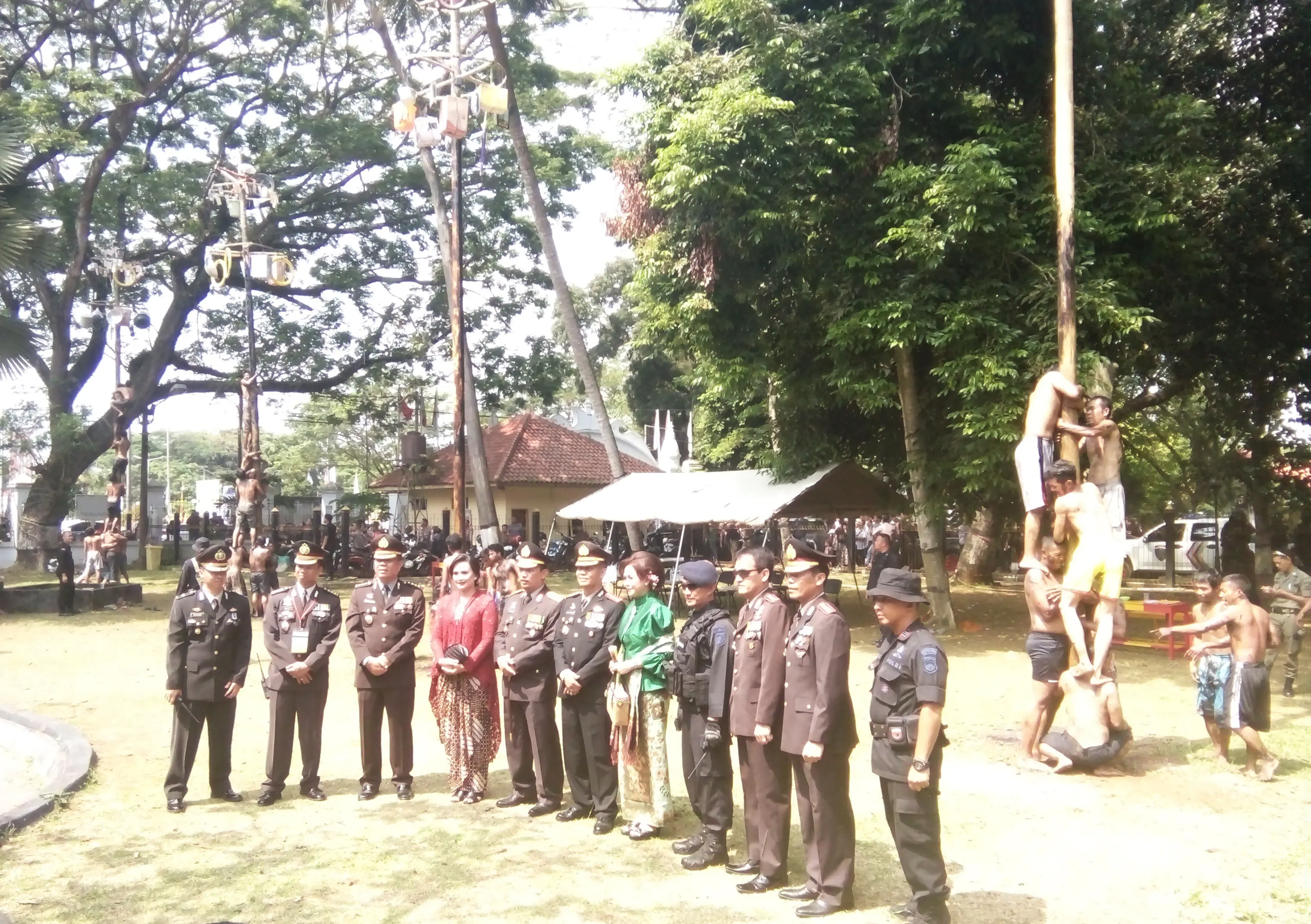 Lomba panjat pinang meramaikan peringatan HUT ke-71 Bhayangkara di halaman Museum Banten, Kota Serang. (Liputan6.com/Yandhi Deslatama)