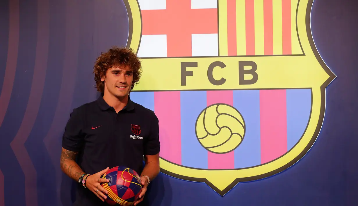 Antoine Griezmann berpose saat pemotretan di Barcelona, Spanyol, Sabtu (13/7/2019). Griezmann bakal mendampingi Lionel Messi dan Luis Suarez di lini depan. (AP Photo/Emilio Morenatti)