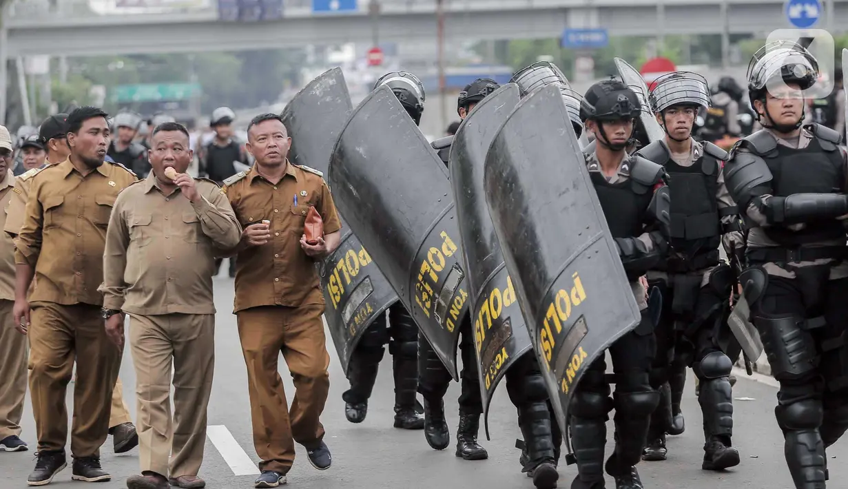 <p>Kericuhan mereda setelah sejumlah pengurus Apdesi diterima untuk melakukan audiensi dan dijanjikan akan bertemu pimpinan DPR. (Liputan6.com/Angga Yuniar)</p>