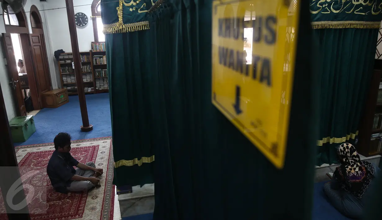 Pengunjung saat berdoa di makam Al Habib Husein bin Abubakar bin Abdillah Al 'Aydrus, Masjid Luar Batang di daerah Pasar Ikan, Jakarta, (7/6/2016).Pengunjung yang datang berziarah berasal dari berbagai pelosok tanah air. (Liputan6.com/Faizal Fanani)