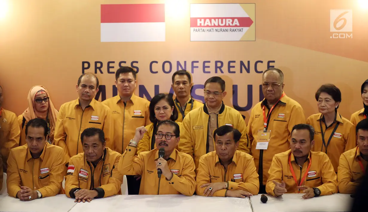 Plt Ketua Umum Partai Hanura Marsekal Madya (Purn) Daryatmo (tengah) memberi keterangan usai Munaslub Partai Hanura kubu Sarifuddin Sudding di Jakarta, Kamis (18/1). Munaslub dihadiri perwakilan dari 27 pengurus DPD se Indonesia (Liputan6.com/Johan Tallo)