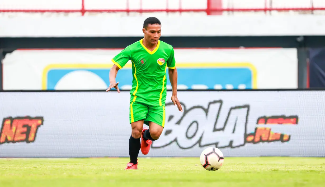 Pemain Kupang FC menggiring bola saat melawan Jambe FC pada laga Liga AYO Bali 2019, di Stadion I Wayan Dipta, Gianyar, Bali, Minggu (30/6). Jambe FC menang 3-2 atas Kupang FC. (Dokumentasi Official)
