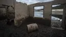 Reruntuhan bekas desa Aceredo yang biasanya terendam, muncul dari pembangkit listrik tenaga air waduk Lindoso karena permukaan air yang rendah, di dekat Lobios, barat laut Spanyol, pada 22 November 2021. Warga terusir dari rumah mereka di tahun 1992 untuk pembangunan waduk. (MIGUEL RIOPA/AFP)