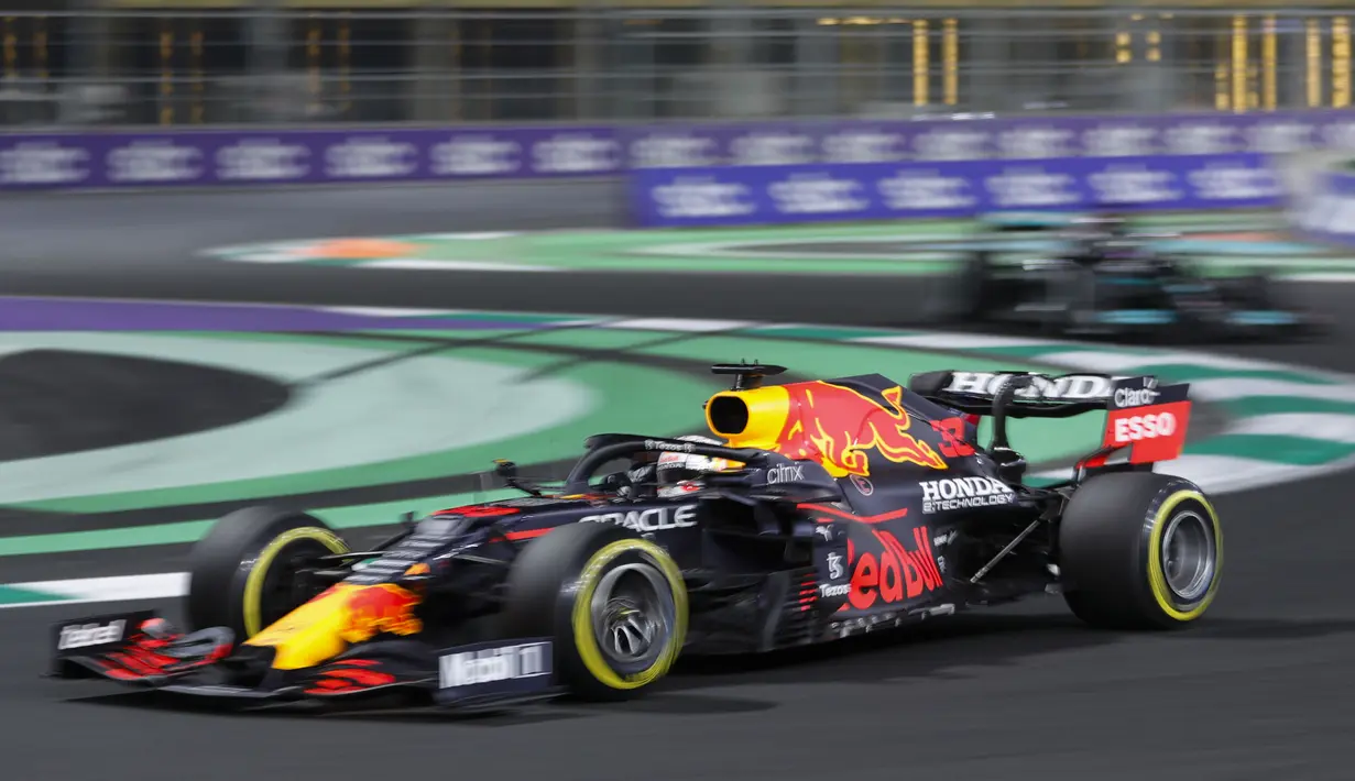 Lewis Hamilton meraih kemenangan ketiganya secara beruntun musim ini setelah di Brazil dan Qatar ketika performa Verstappen memudar di lap-lap terakhir balapan. (AP/Amr Nabil)