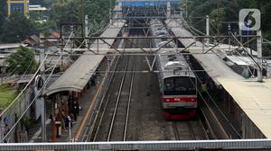 Keterlambatan KRL Rangkasbitung Akibat Kebakaran Lahan di Jalur KA