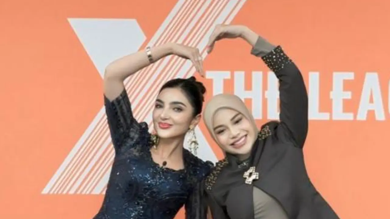 Ashanty dan Aurel Hermansyah  di Acara Variety Show Korea “X The League” pakai busana dari desainer Indonesia. [@ashanty_ash/@aurelie.hermansyah]