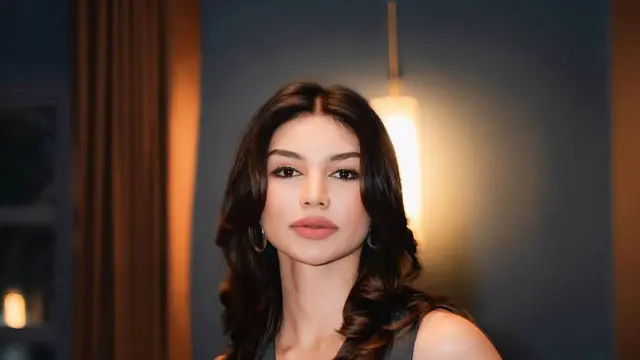 Jihane Almira tampil elegan dalam pemotretan. (credit:instagram.com/jihanealmira/khalid.maula)