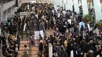 Penumpang yang mengenakan masker antre untuk naik pesawat menjelang liburan Tahun Baru Imlek, di terminal penerbangan domestik bandara Gimpo di Seoul, Korea Selatan, Sabtu (29/1/2022). Libur Imlek di Korsel dimulai mulai 30 Januari hingga 2 Februari mendatang. (AP Photo/Ahn Young-joon)