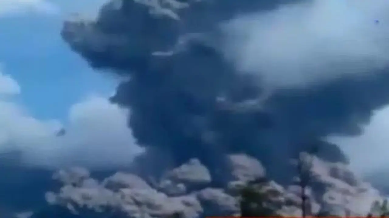 Video Amatir Detik-Detik Gunung Barujari Meletus