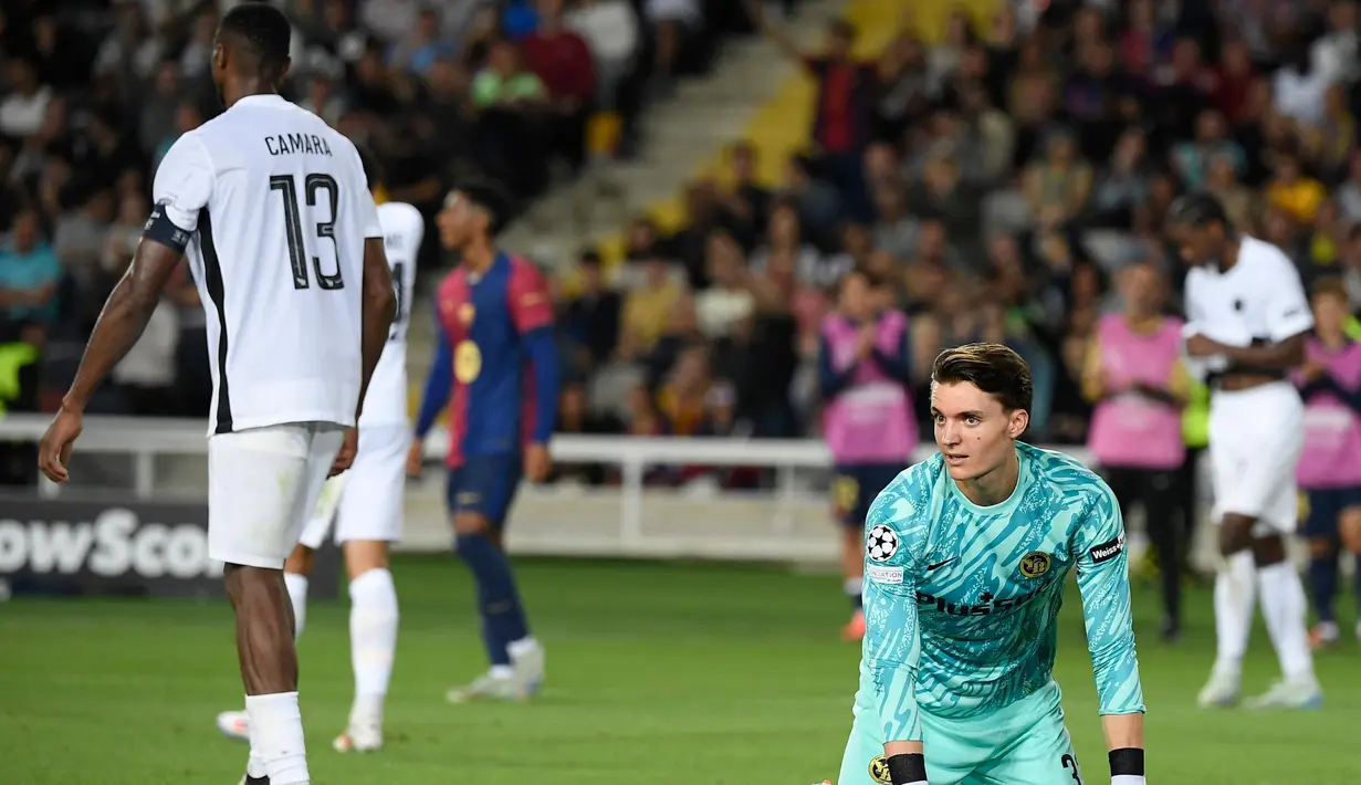Gol bunuh diri Mohamed Camara pada menit ke-81 menutup laga matchday 2 League Phase Liga Champions 2024/2025 antara Barcelona melawan Young Boys. (Josep LAGO/AFP)