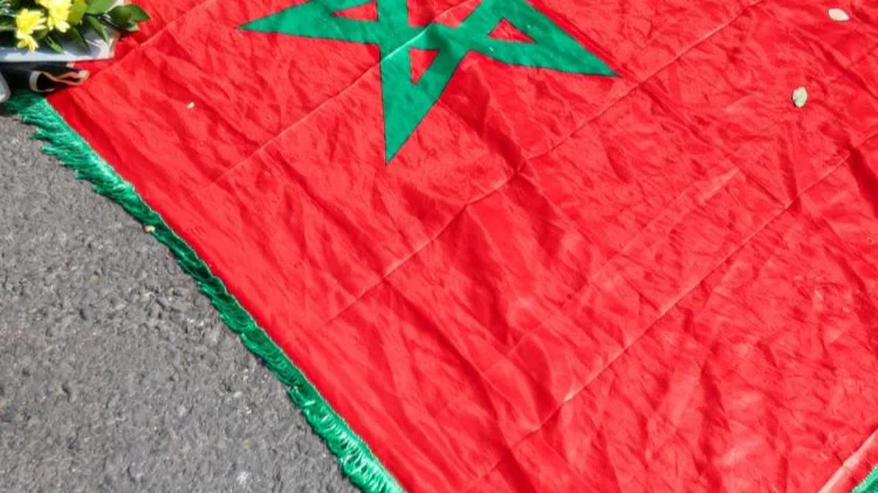 Aziz juga membentangkan bendera Maroko.