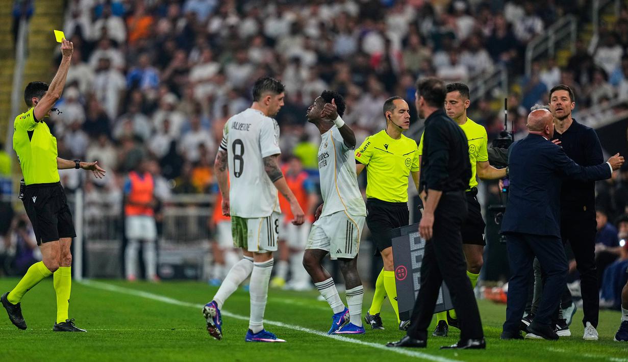 Atas kejadian tersebut, wasit memberikan kartu kuning kepada Vinicius Jr dan Diego Simeone. (AP Photo/Altaf Qadri)