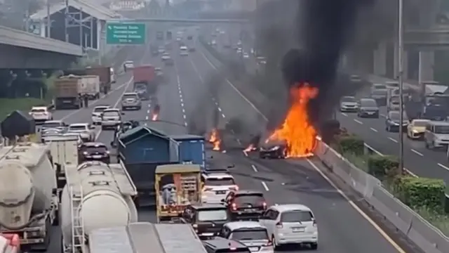 Kecelakaan di Tol Jakarta-Cikampek, 2 Mobil Hangus Terbakar