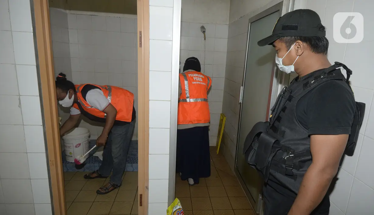 Pelanggar Operasi Yustisi mencegah penularan Covid-19 dihukum di Ruko Granada, BSD, Tangerang Selatan, Banten, Rabu (23/9/2020). Sebagai efek jera, warga yang tidak mengenakan masker diberi sanksi sosial berupa membersihkan toilet, menyapu, push up, dan denda Rp 50 ribu. (merdeka.com/Dwi Narwoko)