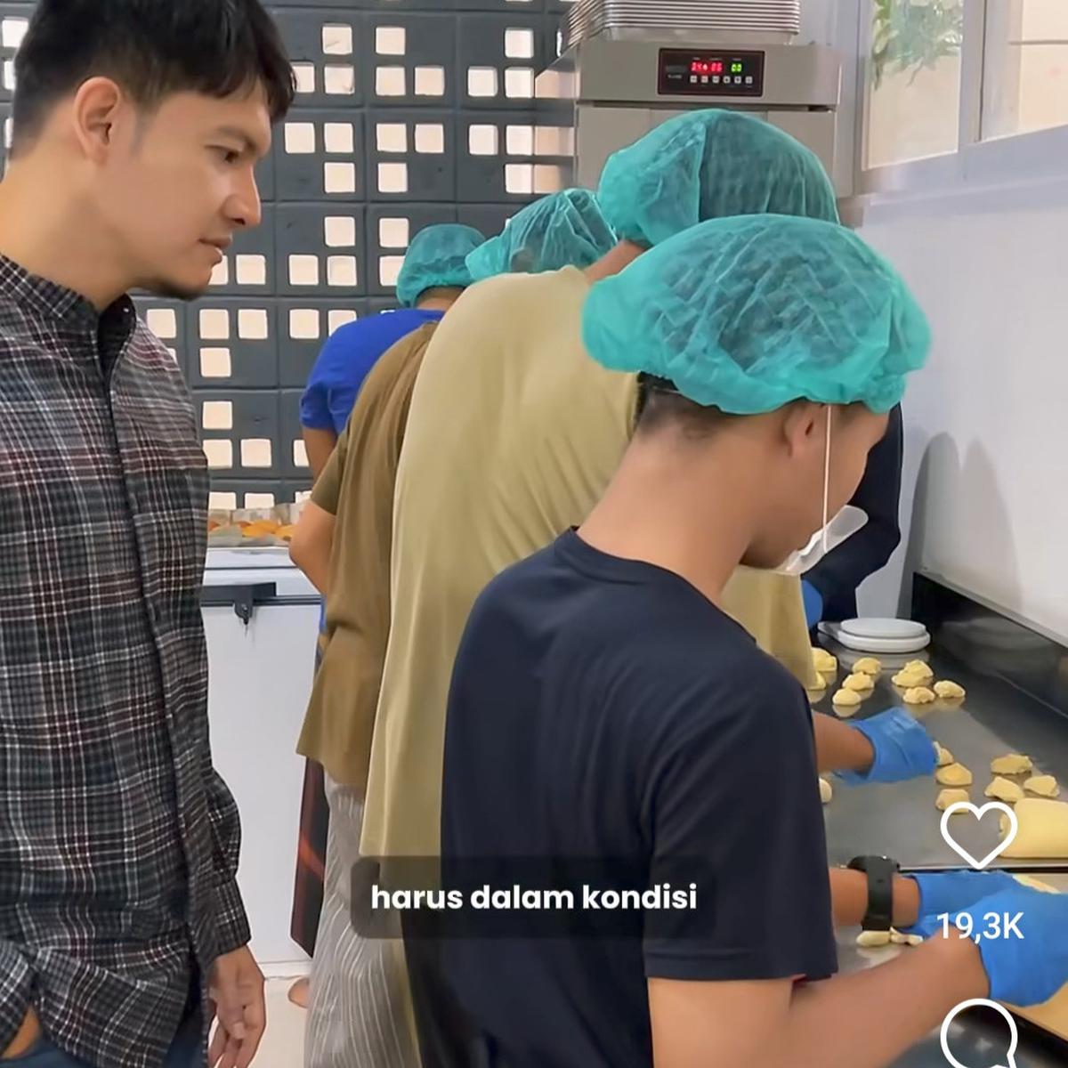 Potret Dhini Aminarti & Dimas Seto Grebek Anak-anaknya yang Sibuk Buat Donat, Adem Banget Sambil Dengar Murotal