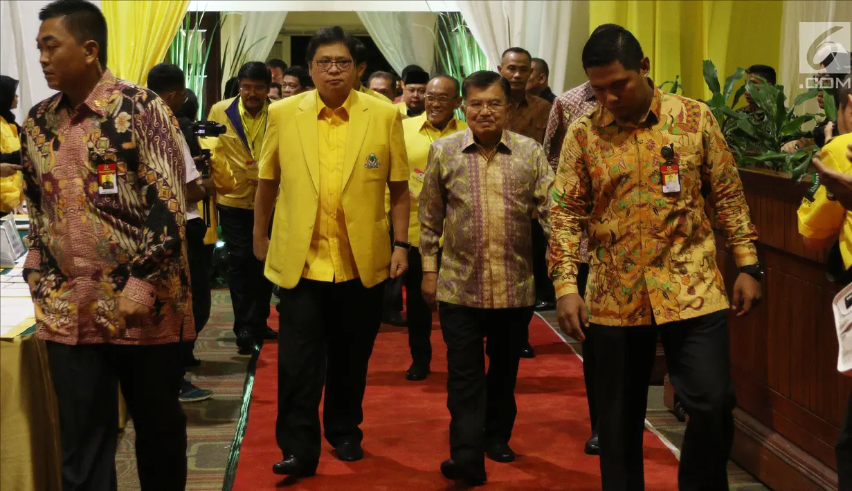 Wapres Jusuf Kalla atau JK ditemani Ketua Umum Partai Golkar Airlangga Hartarto saat menghadiri Rakernas Partai Golkar di Jakarta, Kamis (22/3). JK memberi pengarahan kepada seluruh kader Partai Golkar. (Liputan6.com/JohanTallo)