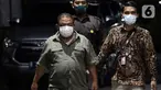 Bupati Langkat Sumatera Utara, Terbit Rencana Perangin Angin (kiri) saat tiba di Gedung KPK, Jakarta, Rabu (19/1/2022). Terbit Rencana Perangin Angin akan menjalani pemeriksaan lebih lanjut usai terkena OTT KPK pada Selasa (18/1/2022) malam. (Liputan6.com/Helmi Fithriansyah)