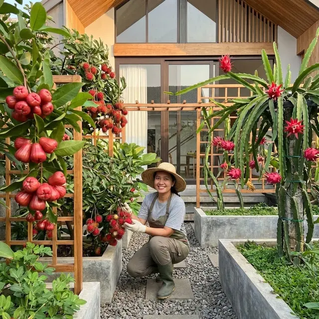 Kebun Tropis Bertema Merah Menyala (Gemini AI)