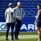 Pelatih Timnas Amerika Serikat, Jill Ellis tengah berbincang dengan pemainnya (AFP/Frank Fife)