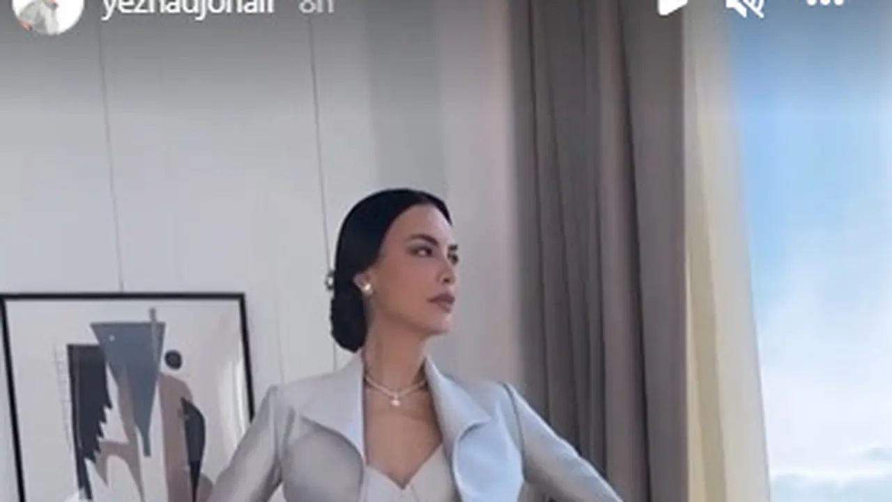 6 Potret Sophia Latjuba di Pernikahan Eva Celia, Tak Kalah Cantik dari Pengantin