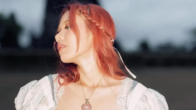 Memiliki Ciri Khas dalam Gaya Busana, Inilah 5 Potret Outfit Nadin Amizah saat Tampil di atas Panggung