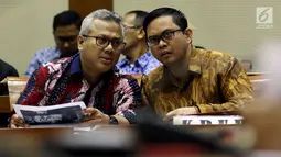 Ketua KPU Arief Budiman (kiri) saat menggelar rapat dengan Komisi II DPR di Kompleks Parlemen, Senayan, Jakarta, Senin (21/5). Rapat tersebut membahas terkait Daftar Pemilih Tetap dan Daftar Pemilih Sementara dalam Pilkada 2018. (Liputan6.com/JohanTallo)