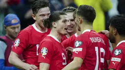 Para pemain Timnas Austria merayakan gol ke gawang Azerbaijan yang dicetak Marcel Sabitzer (tengah) pada laga Grup F Kualifikasi Euro 2024 di Raiffeisen Arena Stadium, Linz, Austria (24/3/2023). Austria total mengoleksi 6 gol dan kebobolan 2 gol di Grup F. Marcel Sabitzer dkk mampu menang 4-1 atas Azerbaijan dan 2-1 atas Estonia. (AFP/APA/Eva Manhart)