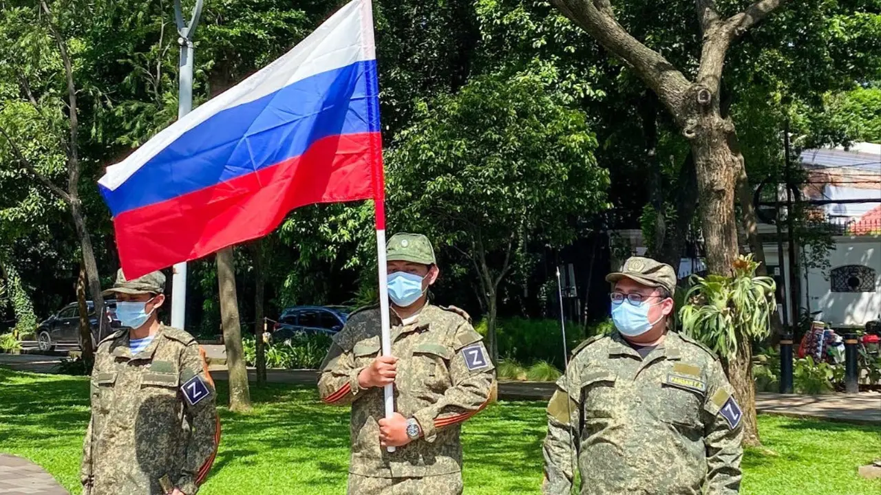 Foto yang viral di media sosial terkait dugaan keterlibatan pengemudi Fortuner arogan, Giorgio Ramadhan, pada acara seremonial peletakan karangan bunga militer Rusia di Jakarta.
