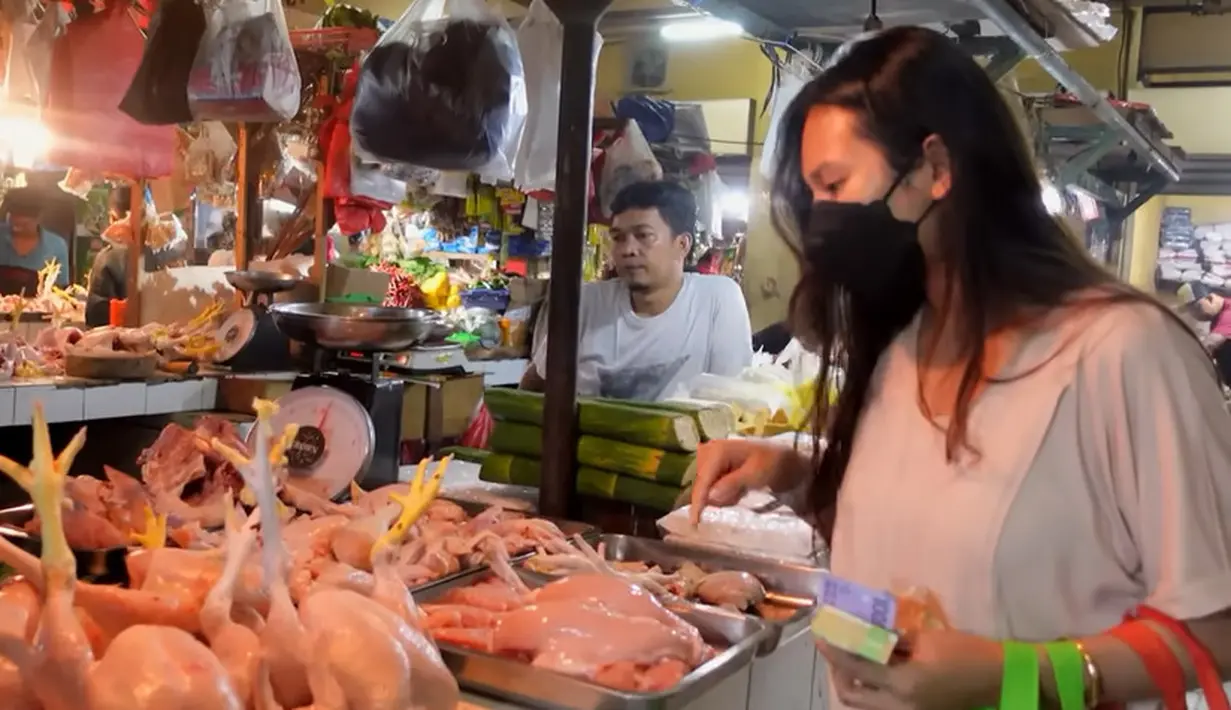 Memilih-milih sayuran, setelah beli kangkung dua ikat, langsung menuju ayam, ikan, hingga bumbu untuk masak yang akan di gunakan. [Youtube/Indah Permatasari]