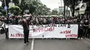 Mahasiswa Universitas Indraprasta atau Unindra menggelar longmarch menolak UU Cipta Kerja di Jalan TB Simatupang, Jakarta, Rabu (7/10/2020). Sekitar 200 mahasiswa Unindra longmarch sebagai bentuk kekecewaan atas pemerintah dan DPR yang telah mengesahkan UU Cipta Kerja. (merdeka.com/Iqbal S. Nugroho)