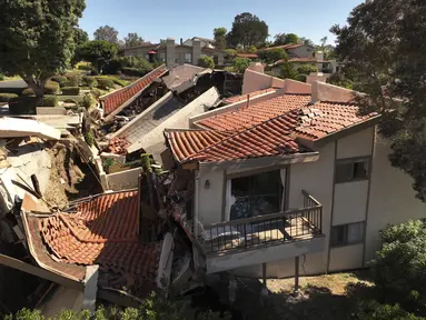 Foto yang diambil dengan drone ini menunjukkan kerusakan akibat pergerakan bumi pada sebuah properti di Rolling Hills Estates, California, Senin, 10 Juli 2023. (Ted Soqui via AP)