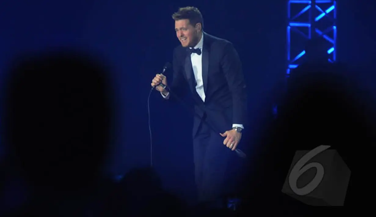 Suara merdu Michael Buble mampu menggairahkan suasana di Indonesia Convention Exhibition (ICE), Tangerang, Kamis (29/1/2015). (Liputan6.com/Herman Zakharia)