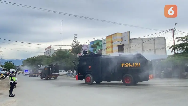 penyemprotan disinfektan oleh Polda Sulteng