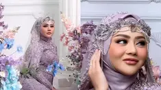 Inilah potret Jenita Janet saat mengenakan gaun pernikahan yang terlihat menawan. Istri Danu Sofwan terlihat cantik paripurna saat mengenakan long dress bertabur bunga. Meski mengenakan gaun berbahan tulle yang transparan, Jenita Janet mengenakan rancangan gaun yang bisa membuatnya tampil syar`i. (Liputan6.com/IG/@jenitajanet).