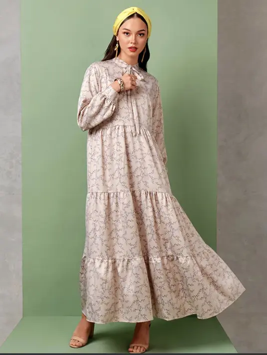 <p>Gamis ruffle bermotif dari Halima cocok juga untuk perempuan yang tidak berhijab. Credit: Blibli</p>