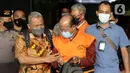 Husni Fahmi (tengah) bersama Isnu Edhy Wijaya usai mengikuti rilis penahanan tersangka di Gedung KPK, Jakarta, Kamis (3/2/2022). Isnu Edhy Wijaya bersama Husni Fahmi ditetapkan sebagai tersangka dalam perkara pengadaan paket penerapan E-KTP tahun 2011-2013. (Liputan6.com/Helmi Fithriansyah)